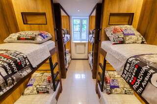 Хостелы Underground Hostel Киев Спальное место на двухъярусной кровати в общем номере для мужчин-3